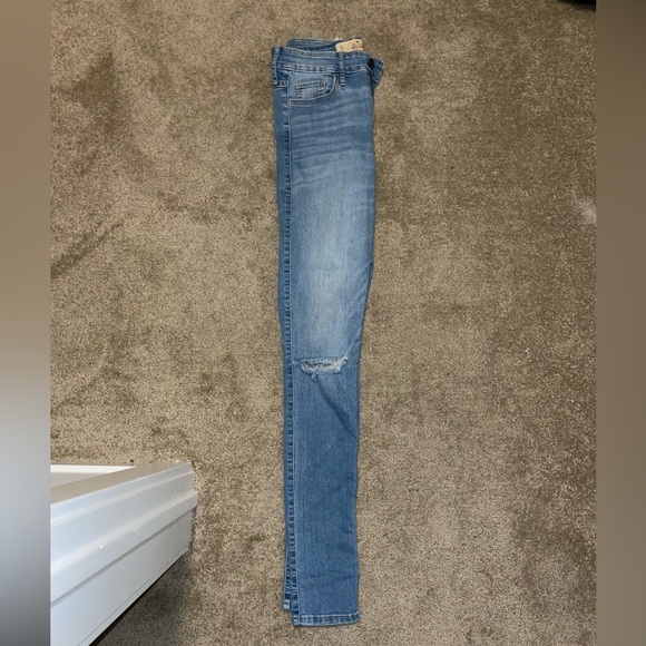 *HOLLISTER * - Picture 3 of 3